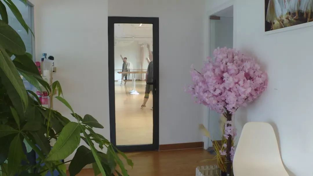 学舞蹈开肩 锁骨被老师按骨折!事后还被老师唆